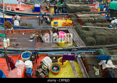 Di birmani colorate barche da pesca a Thetsaban Na Thon porta, Ko Samui, Tailandia Foto Stock