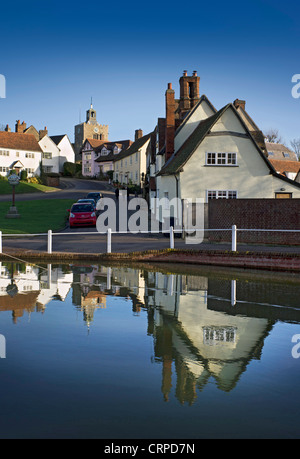 Vista dal laghetto per la Causeway nel grazioso villaggio di Finchingfield descritta come "la più fotografata villaggio in Inghilterra Foto Stock