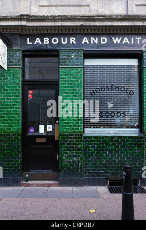 Il shopfront del lavoro e attendere, un negozio vendita timeless, prodotti funzionali per la vita quotidiana in Redchurch Street in Oriente e Foto Stock