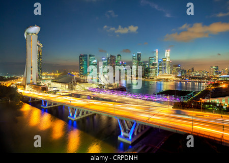 Il Sud Est asiatico, Singapore, elevati vista sul centro della città e la baia di Marina Foto Stock