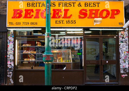 Gran Bretagna il primo e il miglior negozio di Beigel in Brick Lane nell'East End di Londra. Foto Stock