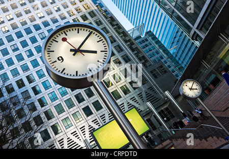 Sei orologi pubblici da Konstantin Grcic, basato sull'iconico orologio delle Ferrovie Federali. Gli orologi sono diventati un iconico Canary Wharf si Foto Stock