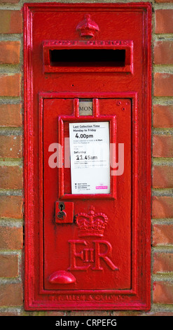 Un tradizionale montato a parete Post box in Brent Pelham. Foto Stock