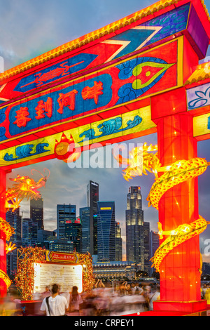 Città Skyline finanziario, Fiume Hongbao decorazioni per il Capodanno cinese di Marina Bay, Singapore, Sud-est asiatico Foto Stock