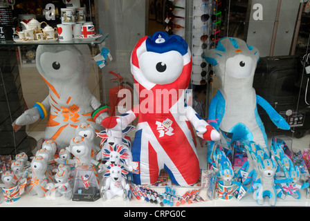 Londra 2012 mascotte olimpiche, Wenlock e Mandeville nella vetrina di un negozio. Foto Stock