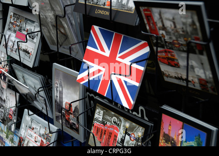 Cartoline con le icone di Londra e una bandiera europea sul display in un rack. Foto Stock