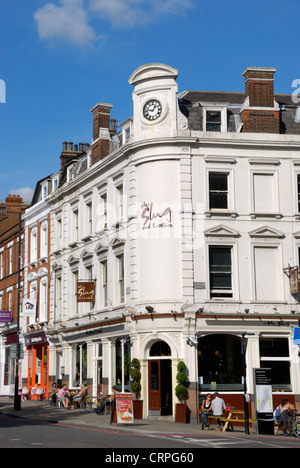 La gente seduta al di fuori lo slug e lattuga pub sull'angolo della strada superiore e Islington verde. Foto Stock