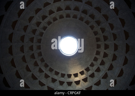Occhio incandescente centrata a cassettoni nella cupola del Pantheon Foto Stock