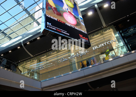 Arcadia Group negozi dentro il Westfield Stratford City Shopping Centre. Il centro è stato aperto nel 2011 ed è la terza più grande shopping c Foto Stock