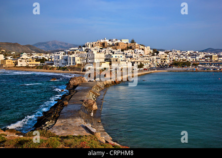 La Chora ("capitale" dell'isola di Naxos con il castello di Sanoudos sulla parte superiore, come si vede dal 'Portara', Cicladi Grecia Foto Stock