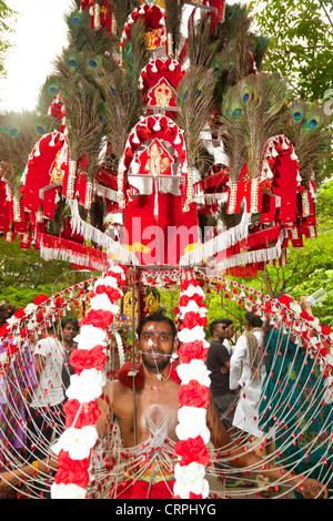 Immagine di un devoto indù che trasportano santuario portatile durante il Thaipusam a Singapore, Sud Est asiatico Foto Stock