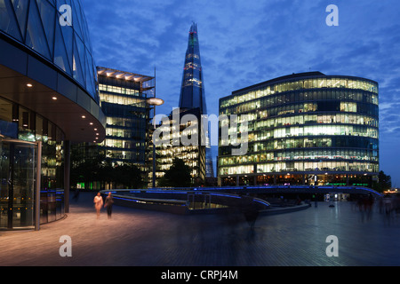 Più Londra Riverside con il Municipio, a sinistra al tramonto e la Shard London Bridge, London, England, Regno Unito Foto Stock