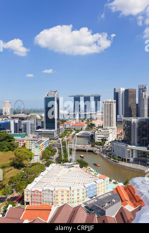 Il Sud Est asiatico, Singapore, vista in elevazione sopra il quartiere degli intrattenimenti di Clarke Quay, il fiume Singapore e dello skyline della città Foto Stock