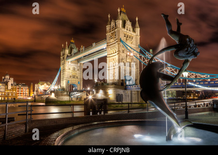 David Wynne 'Ragazza con un delfino' statua sulla sponda nord del fiume Tamigi da Tower Bridge. Foto Stock