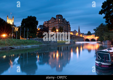 Vista lungo il fiume Avon verso lo stramazzo e Pulteney Bridge, un grado l edificio storico progettato da Robert Adam e completato Foto Stock