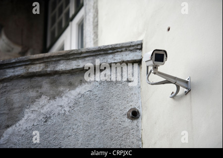 Una CCTV videocamera di sicurezza sul lato di un edificio a Tallinn, Estonia, stati baltici Foto Stock