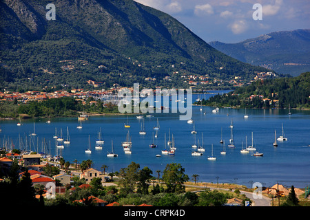 Vlychos bay, molto ancoraggio popolare per gli skipper, Lefkada (o 'Lefkas') isola, mare Ionio, Grecia. In BG, Nydri città. Foto Stock