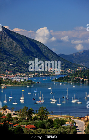 Vlychos bay, molto ancoraggio popolare per gli skipper, Lefkada (o 'Lefkas') isola, mare Ionio, Grecia. In BG, Nydri città. Foto Stock