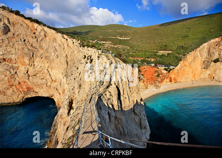 Porto Katsiki beach (a destra) e una grotta marina (sinistra), Lefkada (o 'Lefkas') isola, mare Ionio, Eptanisa ('Sanche Isole "), Grecia Foto Stock