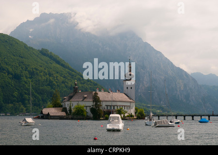 Schloss Ort, un castello impostato nel lago Traunsee a Gmünden nella regione di Salzkammergut austriaca Foto Stock