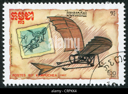 KAMPUCHEA-CIRCA 1987: un timbro stampato in Cambogia, illustra la progettazione di aeromobili Leonardo da Vinci, circa 1987 Foto Stock