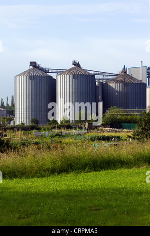 Tre grandi a forma di cilindro di edifici Foto Stock