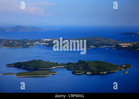 Vista panoramica di Scorpios (Onassis' isola privata), con isola di Meganisi, dalla montagna di Skaros, Lefkada Island, Grecia. Foto Stock