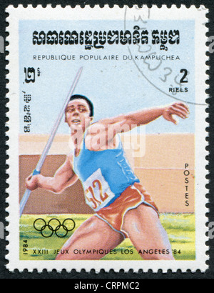 Un timbro stampato in Cambogia, è dedicato ai giochi olimpici estivi di Los Angeles, giavellotto, circa 1983 Foto Stock