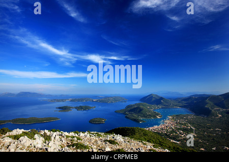 Vista panoramica della baia di Vlychos e Nydri città dalla montagna Skaroi, Lefkada (o 'Lefkas') isola, mare Ionio, Grecia Foto Stock