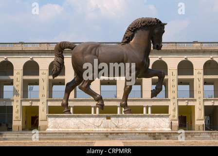La scultura in bronzo di un cavallo al di fuori di San Siro Racetrack, Milano, Lombardia, Italia Foto Stock