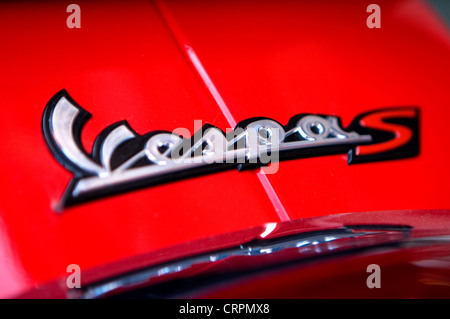 Scooter Vespa badge, Milano, Lombardia, Italia Foto Stock