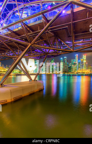 Il Sud Est asiatico, Singapore, Helix ponte che conduce attraverso il Marina Bay per il Marina Bay sands hotel e resort Foto Stock