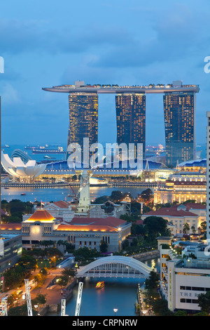 Singapore, vista in elevazione sopra il quartiere degli intrattenimenti di Clarke Quay, il fiume Singapore e dello skyline della città Foto Stock