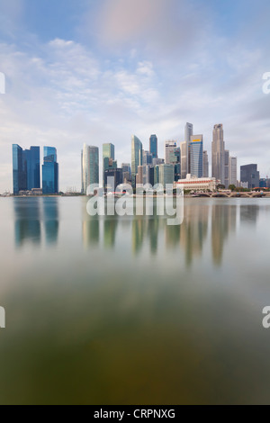 Il Sud Est asiatico, Singapore, skyline della città, vista su Marina Bay al distretto commerciale e finanziario di Singapore Foto Stock