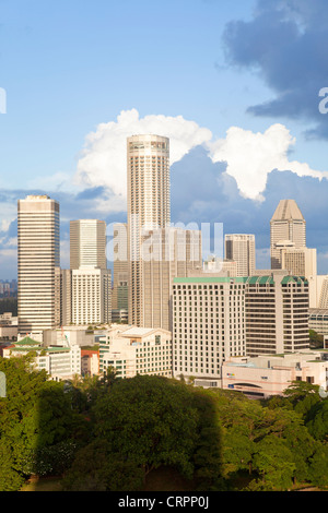 Il Sud Est asiatico, Singapore, vista in elevazione su Fort Canning Park e il moderno skyline della città Foto Stock