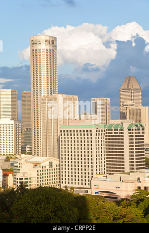 Il Sud Est asiatico, Singapore, vista in elevazione su Fort Canning Park e il moderno skyline della città Foto Stock