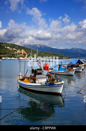 Barche da pesca al piccolo porto di Vathi, Meganisi (isola di Lefkada Prefettura), Mare Ionio, Eptanisa, Grecia Foto Stock