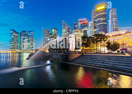 La statua Merlion con lo skyline della città in background, Marina Bay, Singapore, Sud-est asiatico Foto Stock