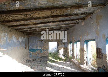 La casa abbandonata con finestre vuote Foto Stock