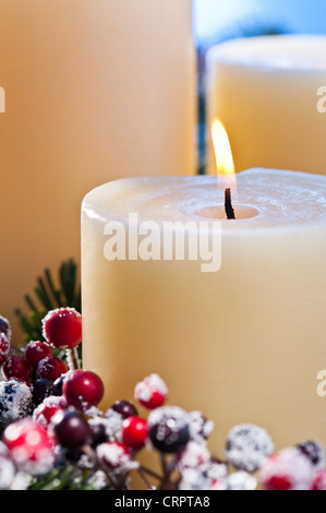 Tre candele accese in un avvento floreale per l Avvento e il Natale un bel close up shoot Foto Stock
