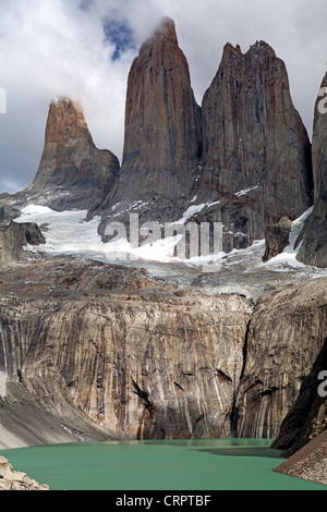 Il trio di picchi noti come Las Torres, le torri che danno il Torres del Paine il suo nome Foto Stock