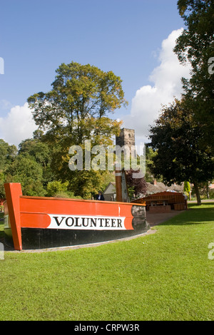 Wych Barge e chiesa Doddenham Droitwich Spa Worcestershire Inghilterra REGNO UNITO Foto Stock