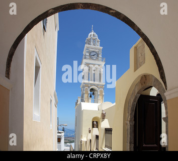 Il campanile di San Giovanni la Chiesa Cattolica, Fira, Santorini, Grecia Foto Stock