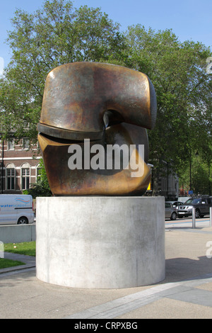 Henry Moore pezzo di bloccaggio scultura Vauxhall Londra Foto Stock