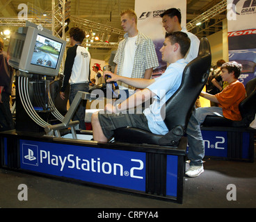 I ragazzi giocare con la Playstation 2 di Sony su You Fiera Foto Stock