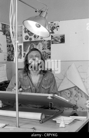 Architetto Ken Allinson lavorando a un tavolo da disegno in Archigram Ufficio in Endell St Covent Garden di Londra 1972 KATHY DEWITT Foto Stock