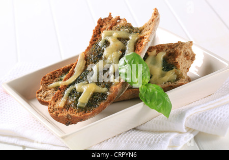 Pesto tostato sormontato pane con formaggio Foto Stock