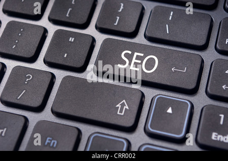 Ottimizzazione per i motori di ricerca e SEO concetti, con parola chiave SEO sul tasto Invio della tastiera. Foto Stock