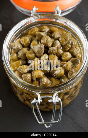 Capperi in vetro vaso di storage Foto Stock