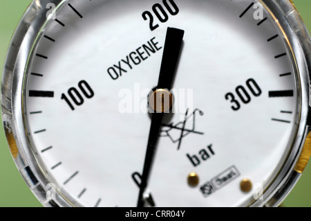 Close up di un misuratore di pressione per un serbatoio di ossigeno. Foto Stock